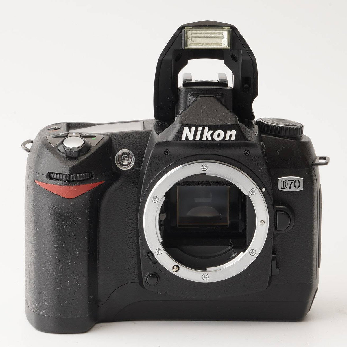 ニコン Nikon D70 / DX AF-S NIKKOR 18-70mm F3.5-4.5 ED – Natural