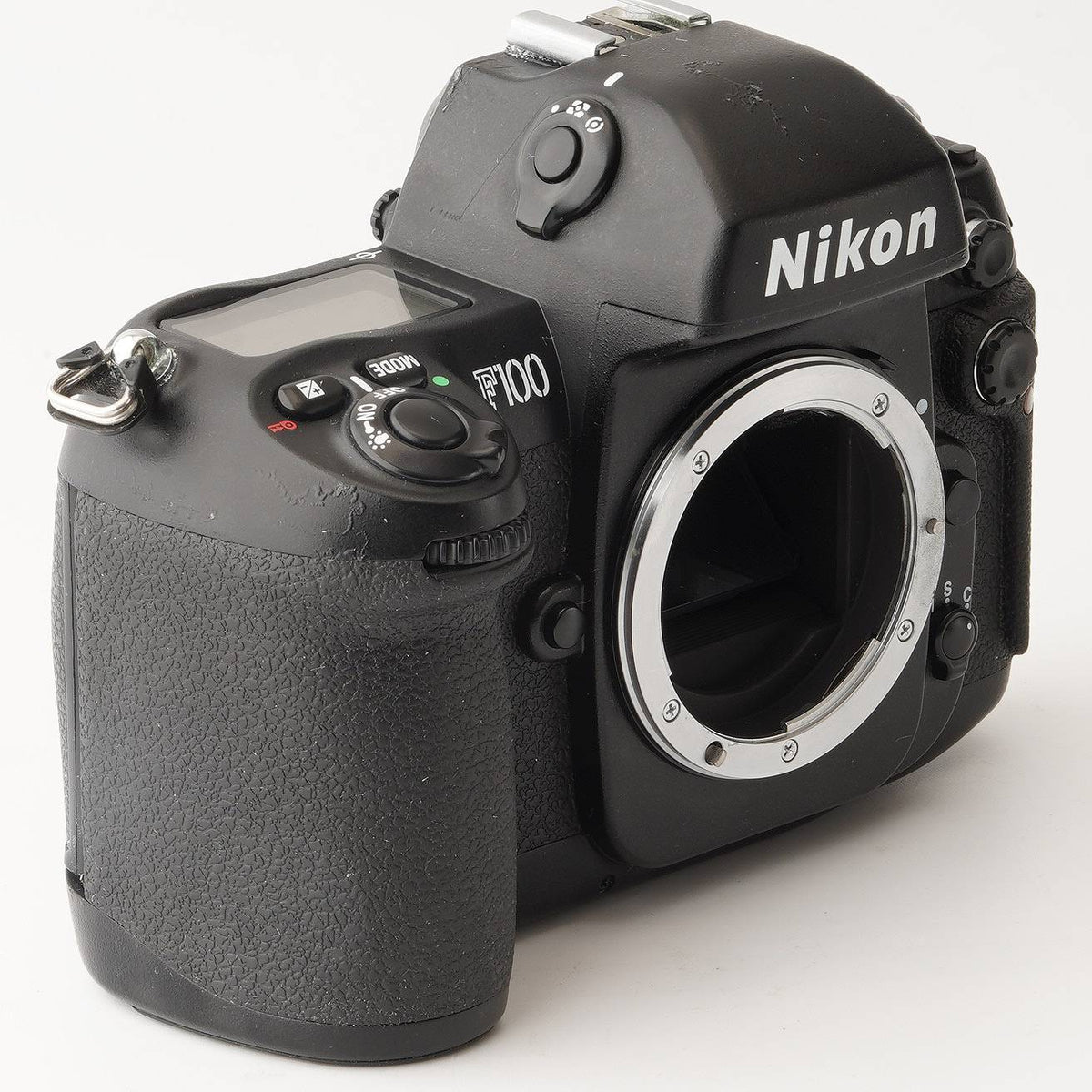 Nikon 一眼レフカメラF100ボディ Nikon F100／コンパクトなボディに高性能を詰め込んだF5の弟分