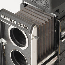 Load image into Gallery viewer, Mamiya C330 Professional / MAMIYA-SEKOR DS 105mm f/3.5 Blue Dot / CdS Magnifying Hood Finder