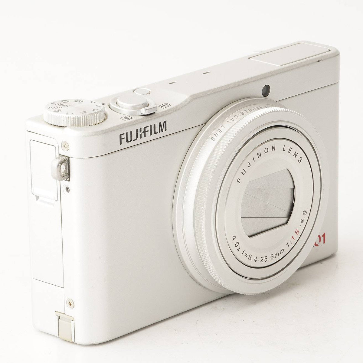 フジ Fujifilm XQ1 シルバー 4x 光学ズーム コンパクトデジタルカメラ