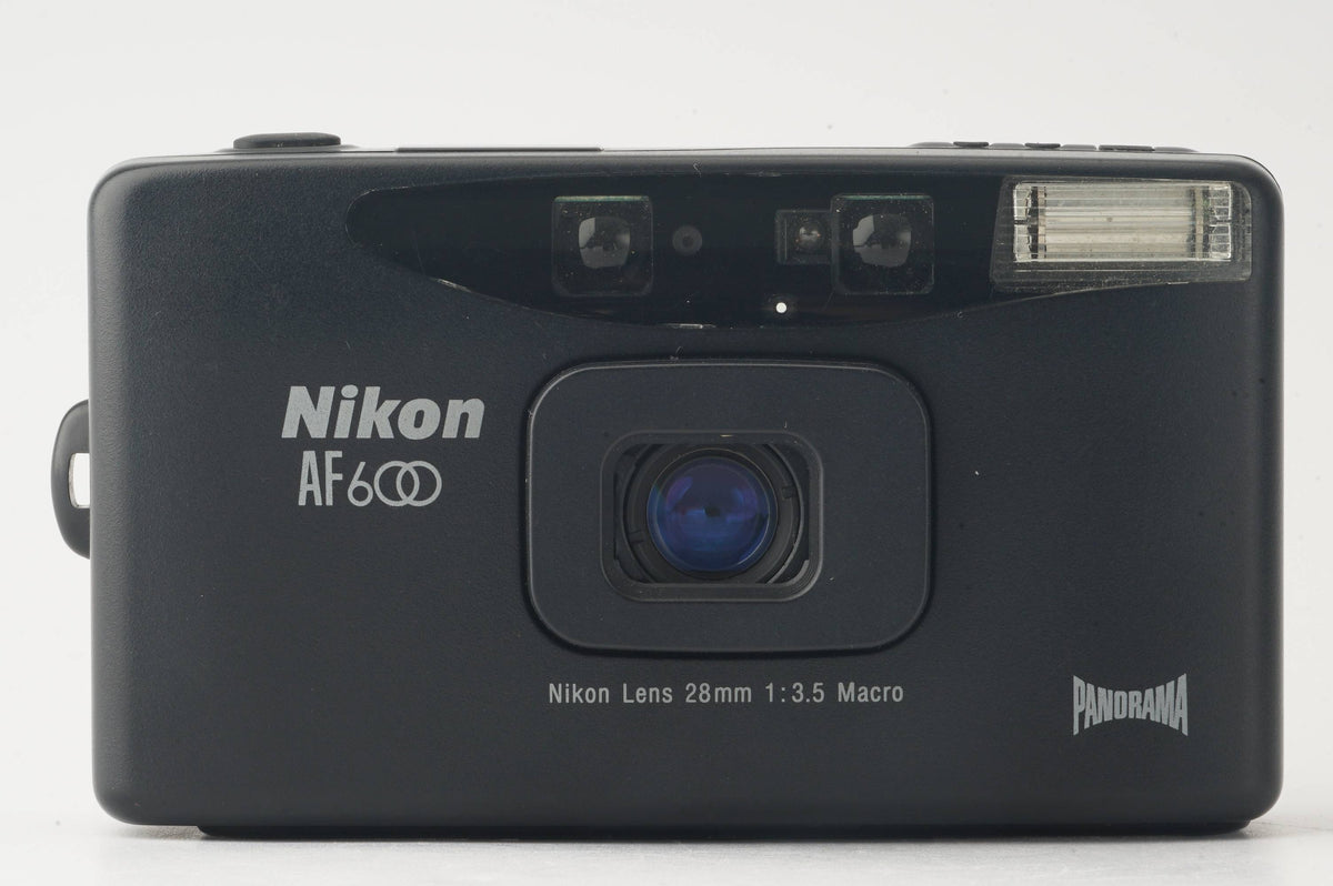 Nikon AF 600 PANORAMA QUARTZ DATE / 28mm f/3.5 Macro – Natural