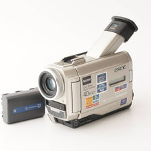Load image into Gallery viewer, Sony HANDYCAM DCR-TRV10 Carl Zeiss Vario-Sonnar 40x Digital Zoom
