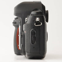 Load image into Gallery viewer, Nikon F100 35mm SLR Film Camera Body
