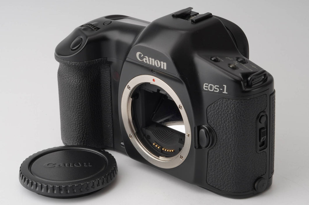 キャノン　EOS-1  フィルムカメラ　レンズ付き。