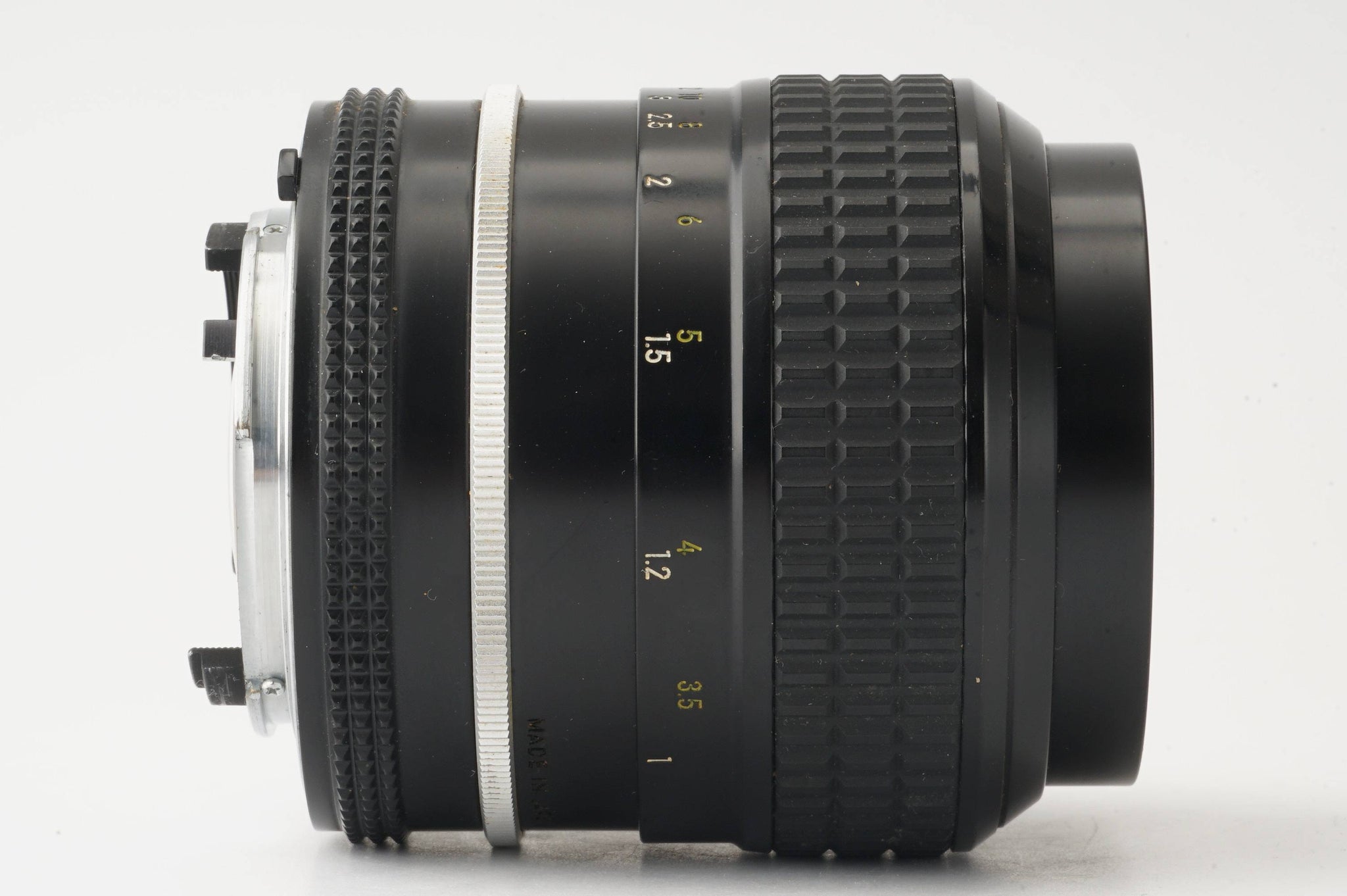 ニコン Nikon Ai NIKKOR 105mm F2.5 – Natural Camera / ナチュラルカメラ